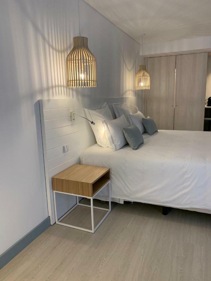Malibu Foz Hotel - La Maison Younan Figueira da Foz Exteriér fotografie A bedside table