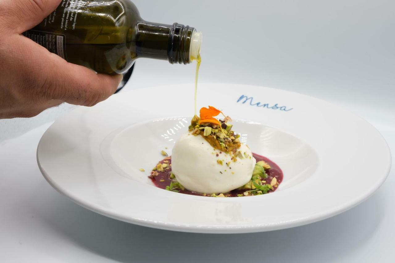 Malibu Foz Hotel - La Maison Younan Figueira da Foz Exteriér fotografie Olive oil being drizzled over a salad