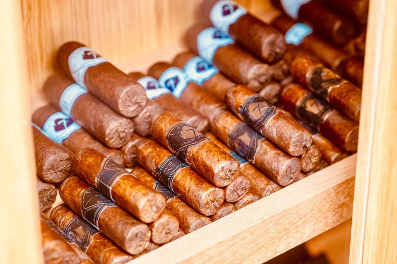 Malibu Foz Hotel - La Maison Younan Figueira da Foz Exteriér fotografie Cigars in a humidor