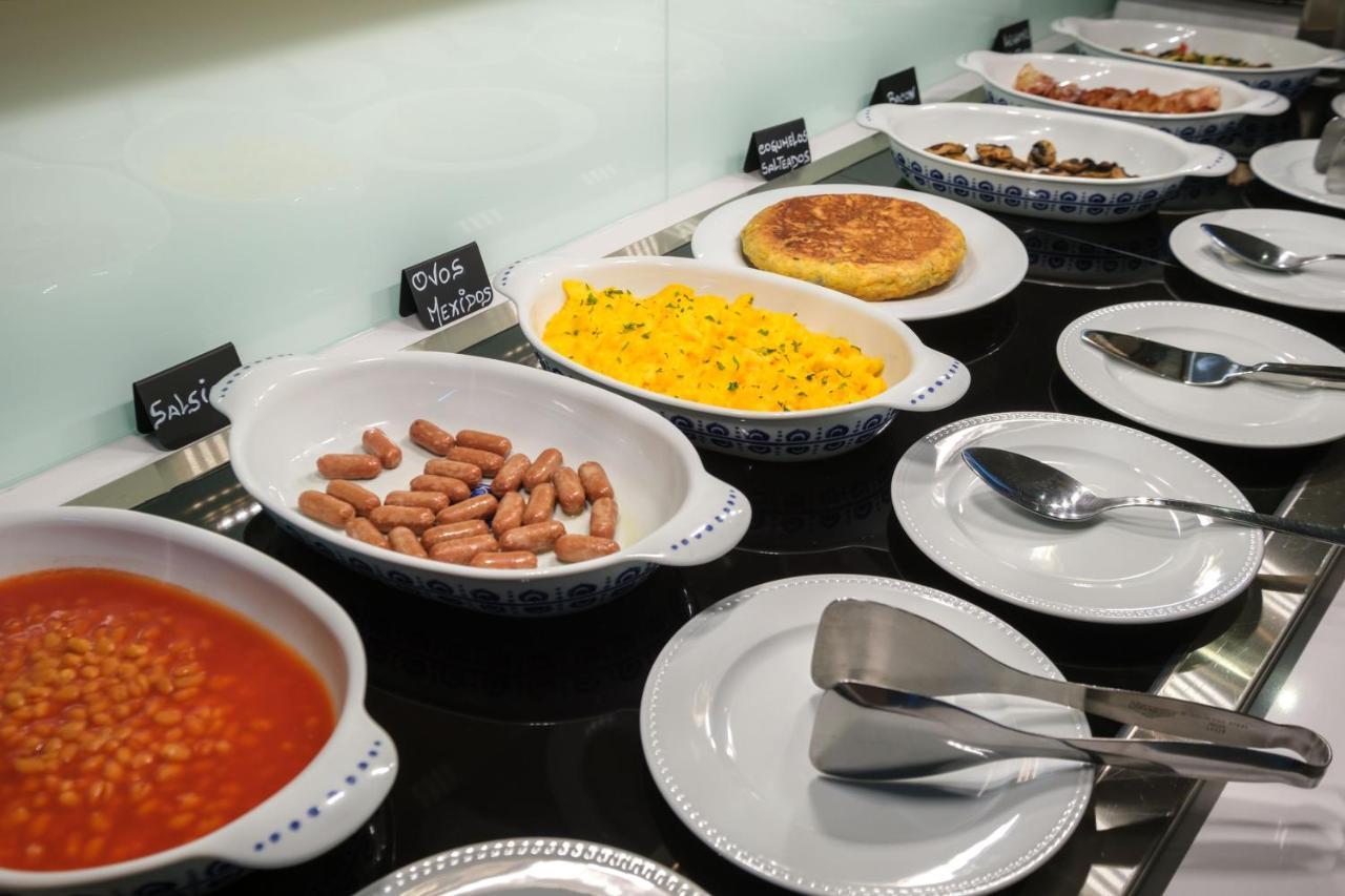 Malibu Foz Hotel - La Maison Younan Figueira da Foz Exteriér fotografie A buffet of breakfast items